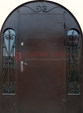Арочная дверь со стеклом и ковкой ДА-16 под старину в Ульяновске