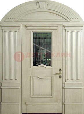 Белая входная дверь массив со стеклом и ковкой ДА-49 в Ульяновске