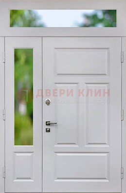 Белая полуторная железная дверь со стеклом и фрамугами ДФГ-10 в Ульяновске