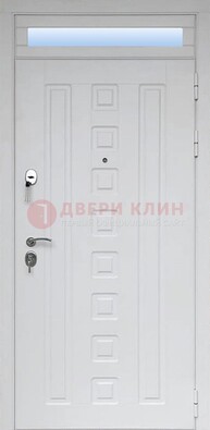 Белая металлическая дверь с фрамугой для коттеджа ДФГ-21 в Ульяновске