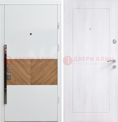 Белая железная дверь МДФ горизонтальной вставкой ДМ-265 в Ульяновске
