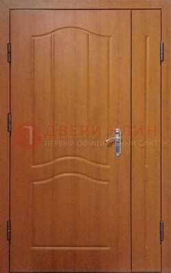 Коричневая двухстворчатая тамбурная дверь с МДФ ДМ-538 в Ульяновске