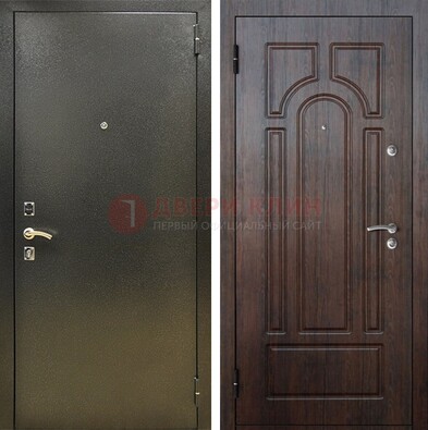 Железная темно-серая дверь с порошковым напылением и МДФ Тисненый орех ДП-275 в Ульяновске