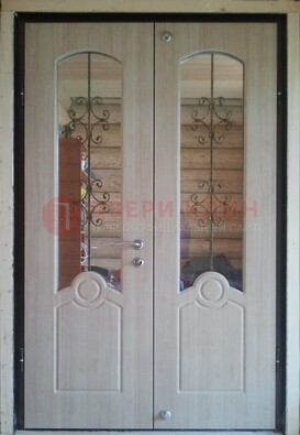 Парадная дверь со стеклянными вставками и ковкой ДПР-23 в деревянный дом в Ульяновске