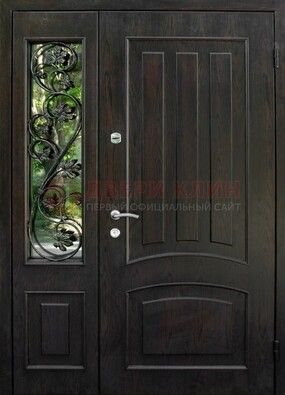 Парадная дверь со стеклянными вставками и ковкой ДПР-31 в кирпичный дом в Ульяновске