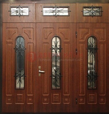 Парадная дверь с металлическими вставками и ковкой ДПР-72 в дом в Ульяновске