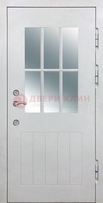 Белая уличная дверь со стеклом ДС-30 в Ульяновске