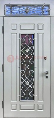 Белая железная дверь со стеклом и ковкой с верхней фрамугой ДСК-112 в Ульяновске
