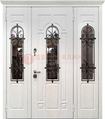 Белая распашная стальная дверь со стеклом и ковкой ДСК-125 в Ульяновске