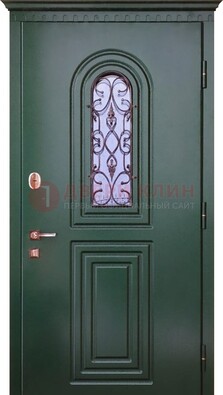 Темно-зеленая входная дверь со стеклом и ковкой ДСК-129 в Ульяновске