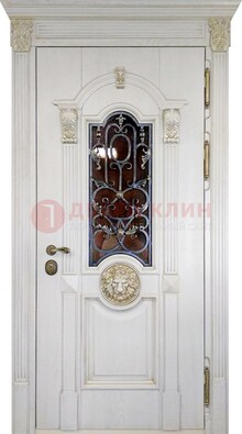 Белая железная дверь со стеклом и ковкой для кирпичного дома ДСК-155 в Ульяновске