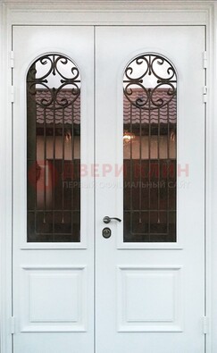 Белая стальная дверь стекло с ковкой и филенкой ДСК-201 в Ульяновске