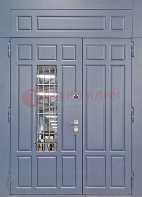 Серая двухстворчатая дверь Винорит со стеклом и ковкой ДСК-234 RAL 7024 в Ульяновске