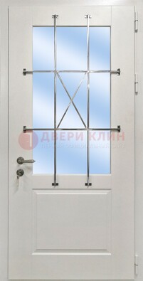 Белая простая железная дверь Винорит со стеклом и ковкой ДСК-257 в Ульяновске
