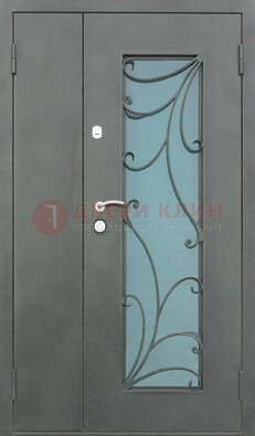 Двухстворчатая железная дверь со стеклом и ковкой ДСК-40 в Ульяновске