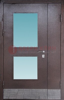 Коричневая тамбурная дверь со стеклянными вставками ДТМ-21 в Ульяновске
