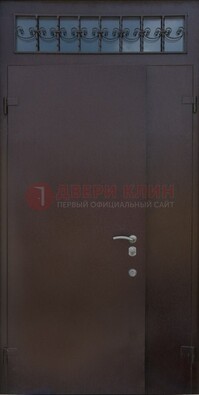 Коричневая тамбурная дверь со стеклянными вставками и ковкой ДТМ-39 в Ульяновске