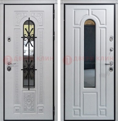 Белая стальная дверь с виноритом и ковкой снаружи ДВТ-197 в Ульяновске