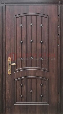 Коричневая уличная дверь с виноритом для дома ДВТ-235 в Ульяновске