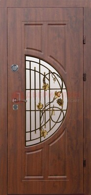 Стальная коричневая дверь с виноритом и ковкой ДВТ-82 в Ульяновске