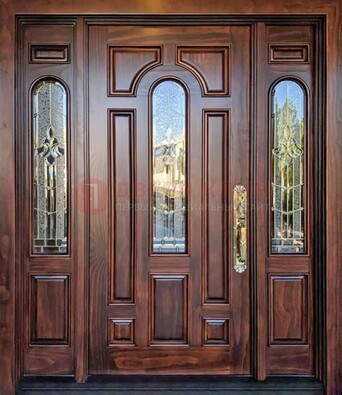 Железная классическая дверь с массивом дуба и витражом ВЖ-18 в Ульяновске