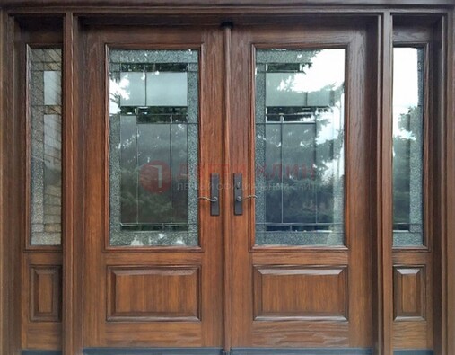Распашная стальная дверь с массивом с витражом и фрамугами ВЖ-21 в Ульяновске