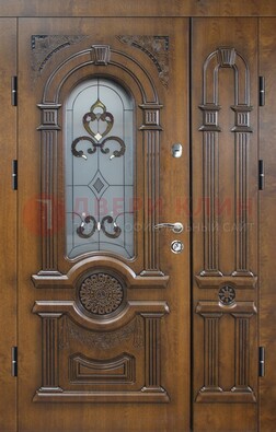 Коричневая двухстворчатая железная дверь с МДФ и витражом ВЖ-32 в Ульяновске