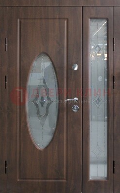 Коричневая двухстворчатая железная дверь с МДФ и витражом ВЖ-33 в Ульяновске
